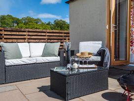 An outdoor seating area with a sofa and table at Country Cottage Sleeps 3 with Garden and Parking