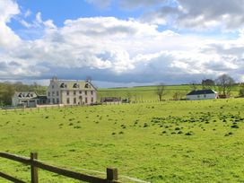 A house and shed in a green field at Country Cottage Sleeps 3 with Garden and Parking