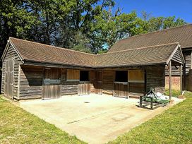 An exterior view of a stable at Charming Barn Annex with Stables New Forest Escape