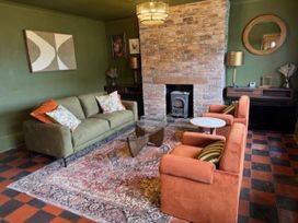 A living room with a sofa and armchairs at Llysawelon 2-Bed Cottage, Sleeps 5, Pets Ok, Llysawelon near Llansteffan