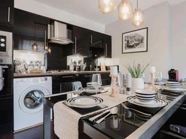 A kitchen with dining table set at Licatas Apartment Cirencester Cotswolds Sleeps 6