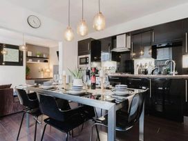 A kitchen with a dining table and chairs at Licatas Apartment Cirencester Cotswolds Sleeps 6