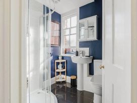 A bathroom with shower and sink at Licatas Apartment Cirencester Cotswolds Sleeps 6