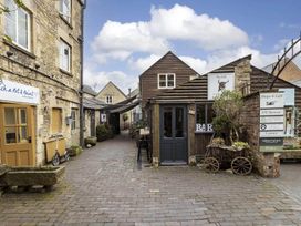 A courtyard with shops and café at Licatas Apartment Cirencester Cotswolds Sleeps 6