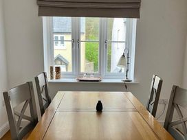 A dining room with a table and chairs at Apartment Sleeps 4 with Parking in Chagford