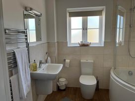 A bathroom with a sink, toilet, and bathtub at Apartment Sleeps 4 with Parking, Chagford