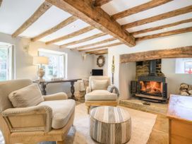 A living room with a fireplace and two sofas at Cotswolds - Garden - Bbq - Parking - Sleeps 6 near Shipston-On-Stour