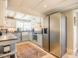 A kitchen with cabinets and appliances at Cotswolds - Garden - Bbq - Parking - Sleeps 6 near Shipston-On-Stour