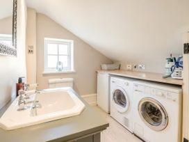 A laundry room with washing machine and sink at Cotswolds - Garden - Bbq - Parking - Sleeps 6 near Shipston-On-Stour