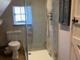 A bathroom with a shower and toilet at Cotswolds - Garden - Bbq - Parking - Sleeps 6 near Shipston-On-Stour