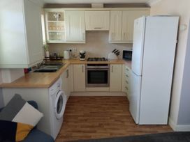 A kitchen with appliances and cabinets at Ground Floor Cornish Retreat Free Parking, Bodmin