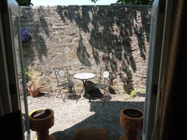 An outdoor area with a table and chairs at Ground Floor Cornish Retreat Free Parking in Bodmin