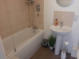 A bathroom with a bathtub and sink at Ground Floor Cornish Retreat Free Parking in Bodmin