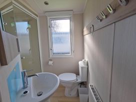 A bathroom with sink and toilet at 8Berth- SmartTV- CloseToBeach- FamilyFriendly in Mablethorpe