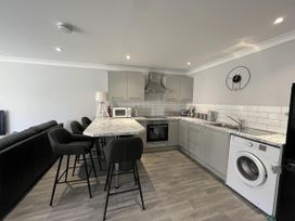 A kitchen with appliances and seating at 8Berth- SmartTV- CloseToBeach- FamilyFriendly, Millendreath near Looe