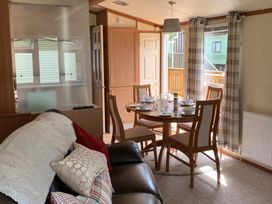 A dining area with a table and chairs at Static Caravan 2 Bedrooms - sleeps 4 in Hawick