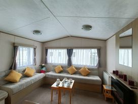 A living room with sofas and a coffee table at 3 Bed, Sleeps 6, Parking