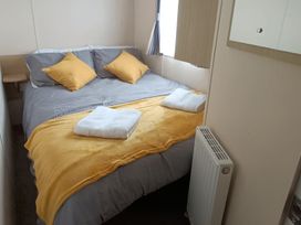 A bedroom with a double bed and towels at 3 Bed, Sleeps 6, Parking