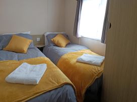 A bedroom with two beds at 3 Bed, Sleeps 6, Parking
