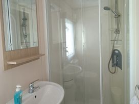 A bathroom with sink and shower at 3 Bed, Sleeps 6, Parking