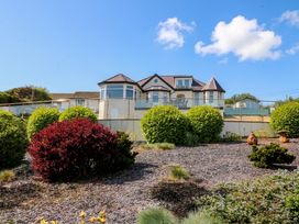 A house with bushes and garden area at Hillside