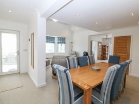 A dining room with a table and chairs at Hillside