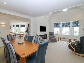 A living room with a dining table and chairs at Hillside