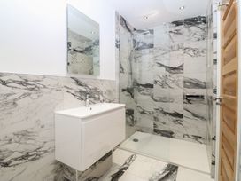 A bathroom with a shower and washbasin at Hillside