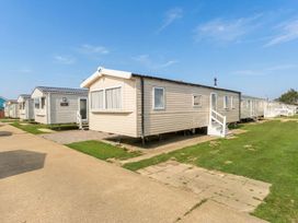 A caravan situated on a pathway at Tide’s Reach - Hayling Island