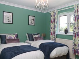 A bedroom with twin beds and a window at Marldon Mews in Marldon