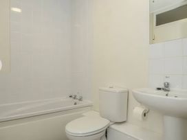 A bathroom with a bathtub, toilet, and sink at 9 Honicombe Park in Callington