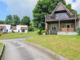 A house with a deck and garden at 9 Honicombe Park in Callington