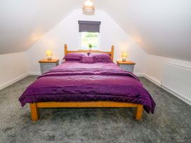 A bedroom with a double bed and nightstands at Ty Loti