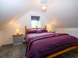 A bedroom with bed and lamps at Ty Loti
