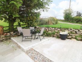 An outdoor seating area with a table and chairs at Ty Loti