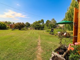 A garden with grass and trees at Laurel near Littleport