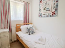 A bedroom with a single bed and quilt at Seaview in Lyme Regis