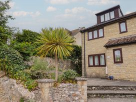 A house with windows and a garden at Seaview in Lyme Regis
