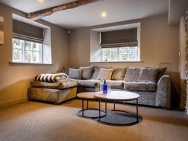 A snug with a sofa and coffee table at Prospect House in Windermere