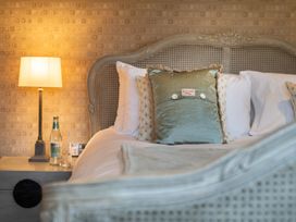 A bedroom with a bed and lamp at Prospect House in Windermere