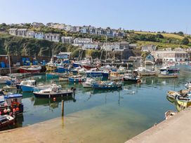 A harbor with boats and houses at Stones Throw in Mevagissey