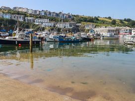 A harbor with boats and houses at Stones Throw in Mevagissey