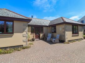 An outdoor seating area beside a house at Yonde View Camborne
