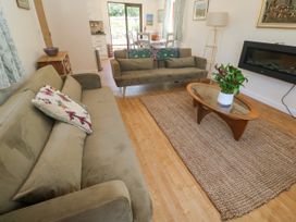A living room with sofas and a coffee table at Yonde View in Camborne
