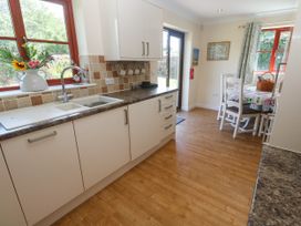 A kitchen with sink and dining area at Yonde View Camborne