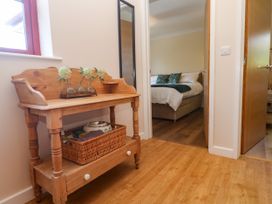 A hallway with a wooden table and a mirror at Yonde View Camborne
