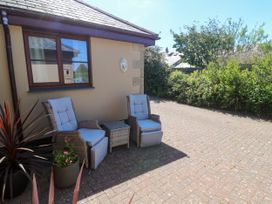 An outdoor area with two armchairs and a table at Yonde View in Camborne