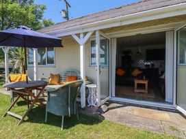 A garden area with a table and chairs at Rollies Retreat in Fowey