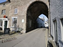A street view with an archway and benches at Courtyard Cottage in 