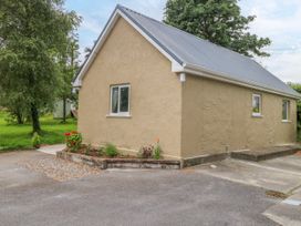A house with garden space at Mayfly Cottage